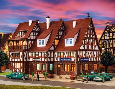 Vollmer 43693 - H0 Rathaus, Polizeiwache und Gefängnis mit Innen- einrichtung un