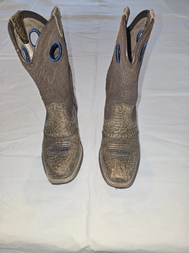 Ariat Niños Cuero Western Puntera Cuadrada Botas Talla 9 Marrón Con Acentos Azules Foto 3 de 4