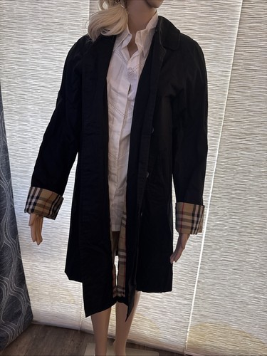 Burberry London trench coat features the brand's iconic beige Nova check lining - Imagen 8 de 11