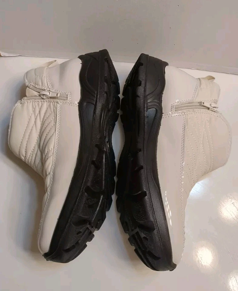 Botines Easy Street para mujer con cremallera Jax talla EE. UU. 7,5 marfil nailon/patente sintética Foto 3 de 4