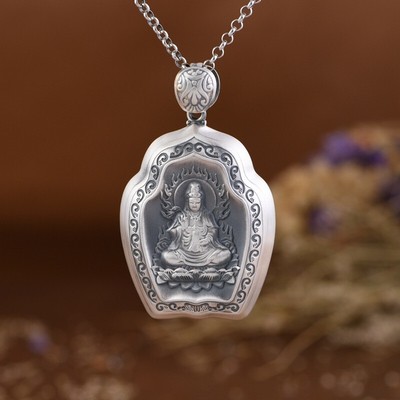 I05 Anhänger buddhistisch Avalokiteshvara auf Lotusthron Herz-Sutra Feinsilber