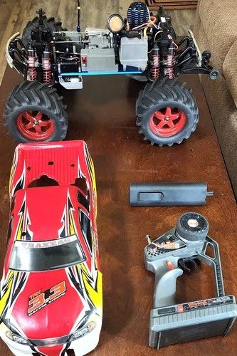 TRAXXAS T-MAX 3.3 LOW TIME,RUNS GREAT! ELECTRIC START, EXCELLENT CONDITION