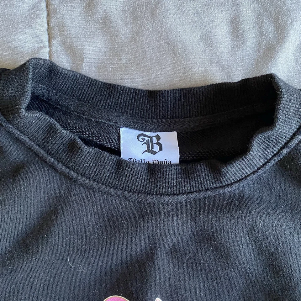 Sudadera para mujer Bella Doña pequeña de gran tamaño negra cuello redondo corazón escorpión BD Foto 4 de 4