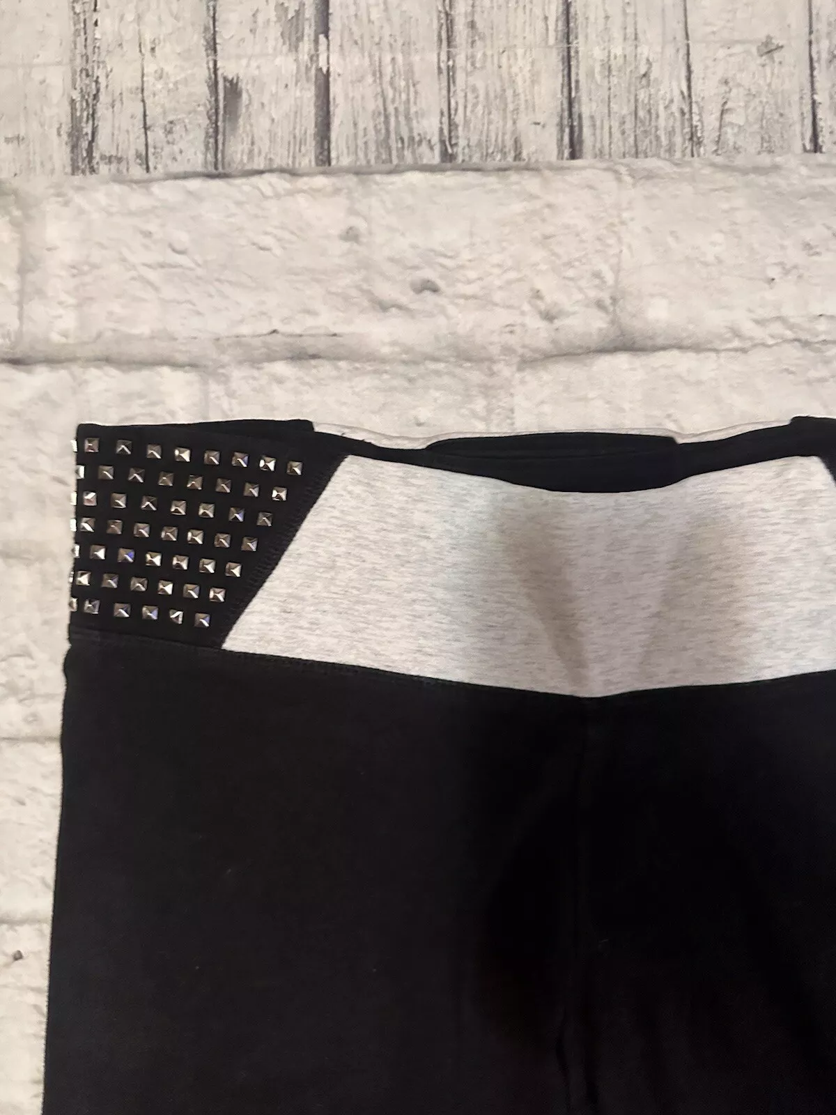 victoria-secret-vs yoga studs logo leggings