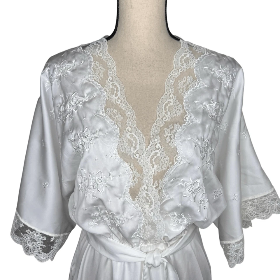 Vintage 70’s Miss Dior Romantic White Satin Embroidered Robe Size M/L - Image 2 of 4