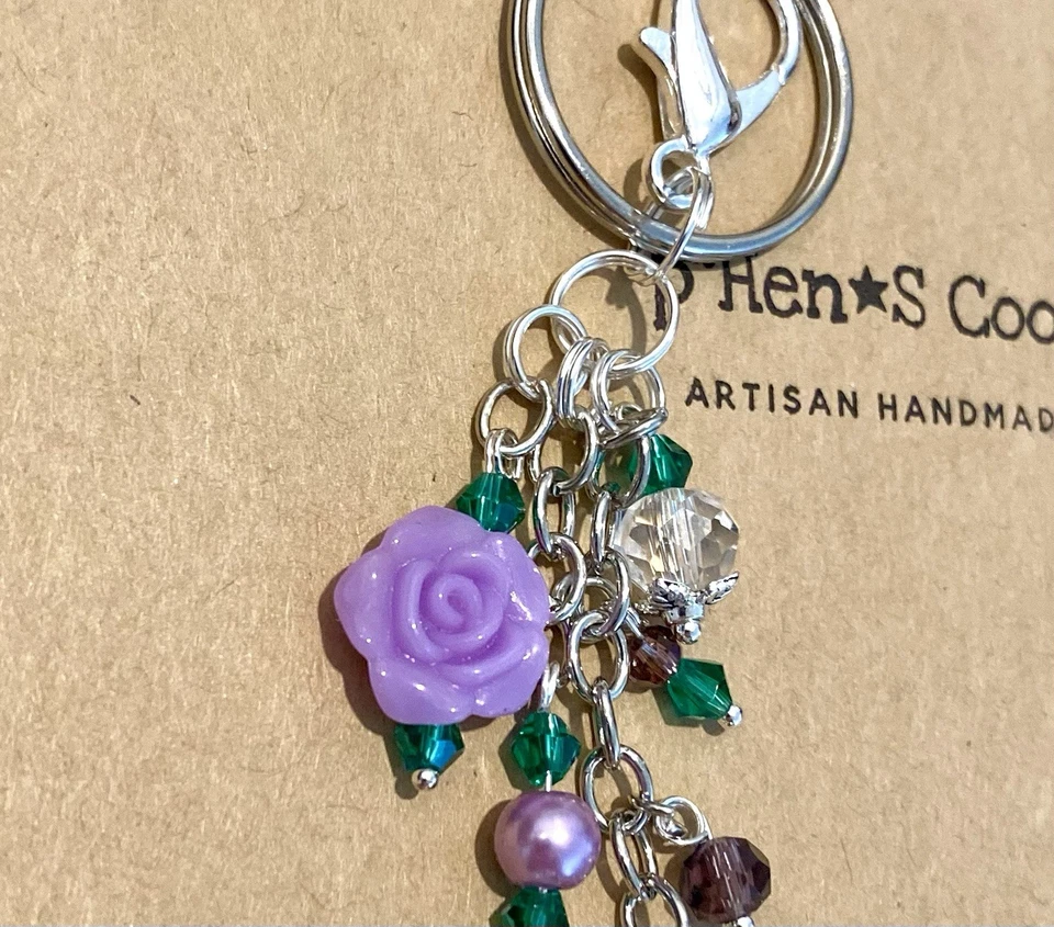 Jardín Rosa Púrpura con Sombrero y Lata de Agua Bolso Dije Llavero Hecho a Mano EE. UU. 2019 Foto 2 de 3