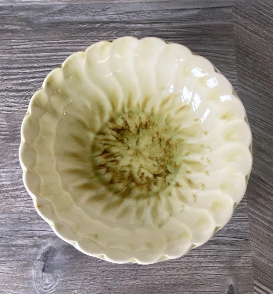 PORTHMADOG POTTERY (WALES) YELLOW BOWL: SUNFLOWER HEAD DESIGN: EX COND - Image 3 of 4