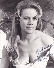 Honor Blackman Originalautogramm auf  Großfoto "James Bond"