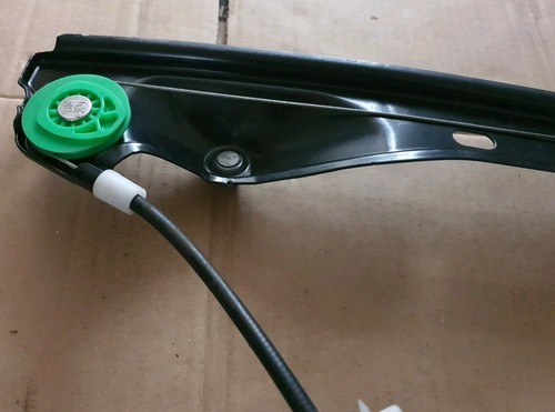 BMW E81/E82/E87/E88 04-13 FRONT LEFT PASSENGERS WINDOW MOTOR REGULATOR 7067795 - Picture 6 of 24