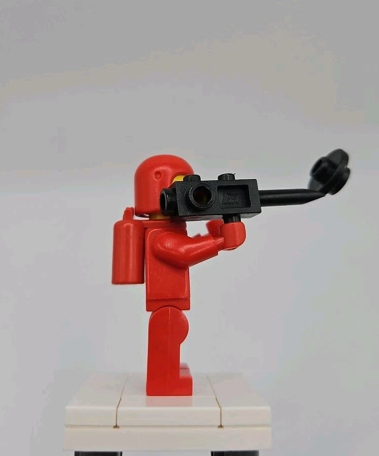 Lego Classic Space Red minifigure with tanks sp005 vintage Gold Small Ribs mf33 - Image 3 of 4
