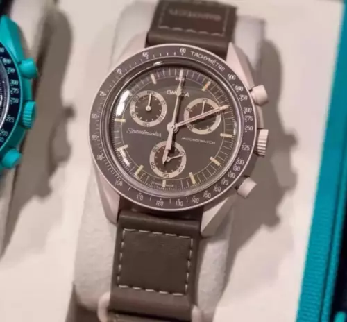 Omega x Swatch Moonswatch Mission to Venus Saturn desert DE - Bild 2 von 2