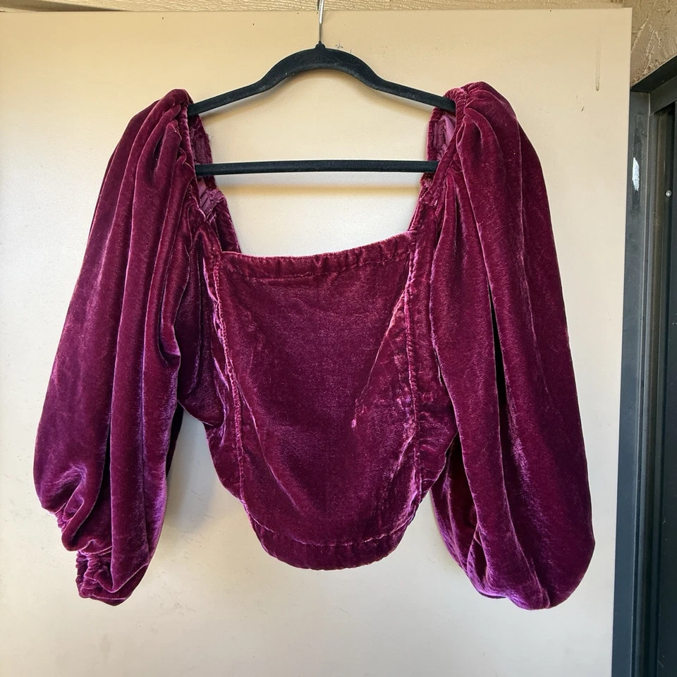 Top corto Free People Marie terciopelo manga abullonada granada espalda abierta talla S Foto 2 de 4