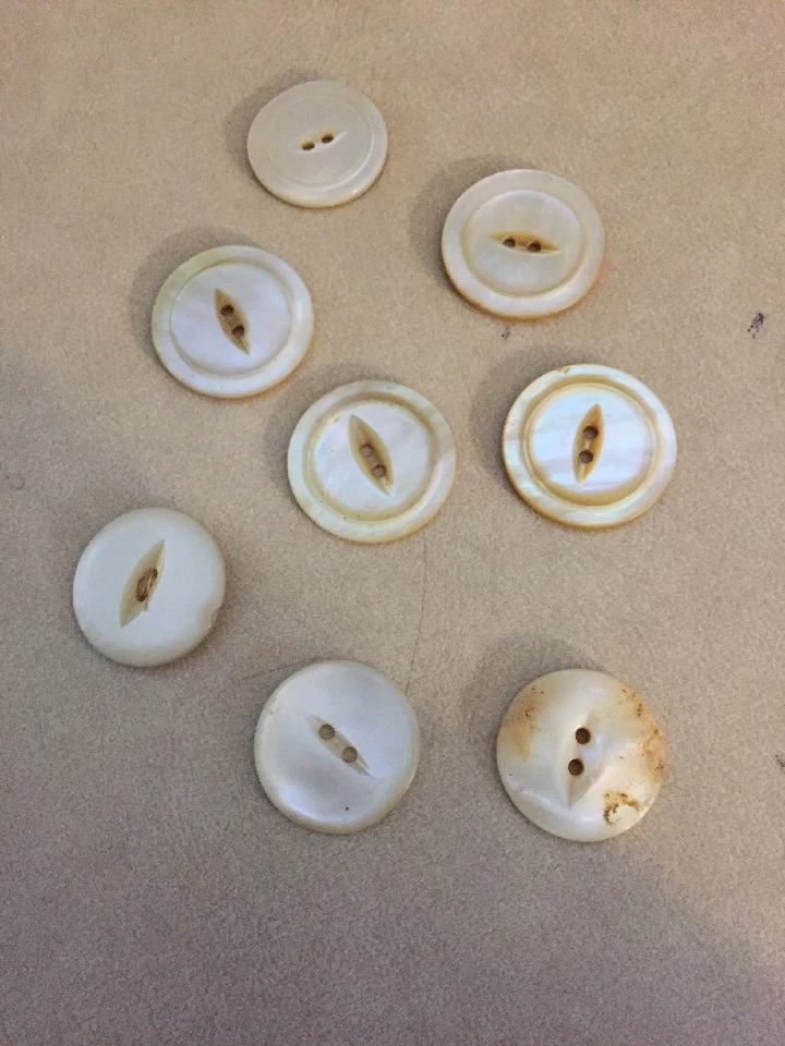 Mixed Lot 21 Vintage Mother of Pearl Shell Carved Round 2-Hole Buttons 2-3cm - Image 4 of 4