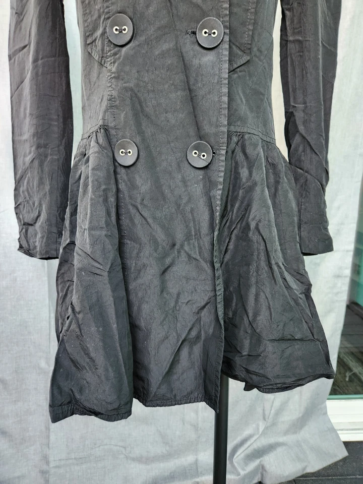Gabardina chaqueta negra Arden B manga larga abotonada para mujer talla pequeña Foto 4 de 4