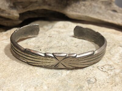 アクセサリー Vintage Navajo Sand Cast Bangle starring Vintage Navajo Silver Sand Cast Bracelet With Turquoise Stone