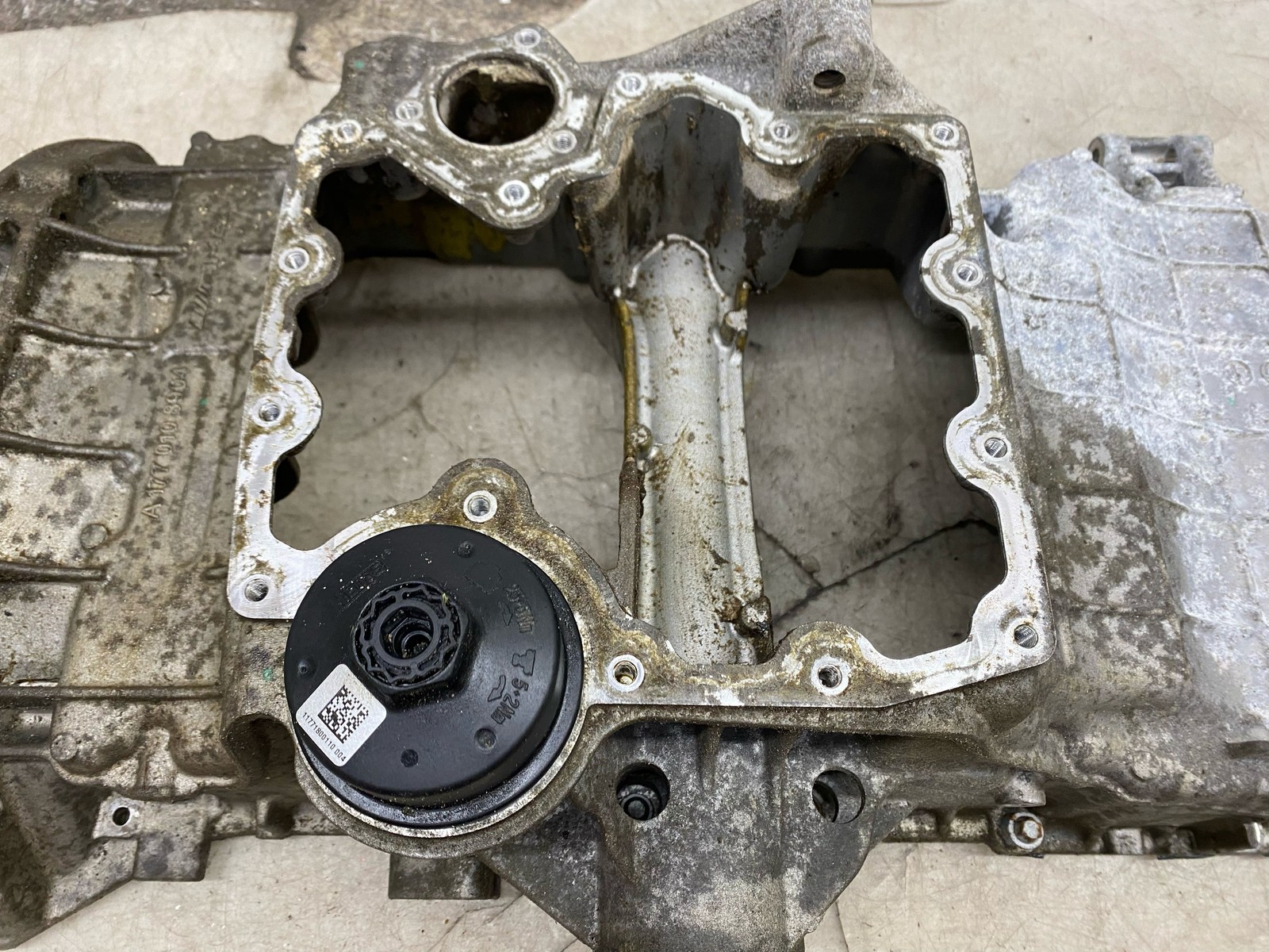 2020-2025 ASTON MARTIN DBX OEM 4.0L UPPER ENGINE OIL PAN 1770108904