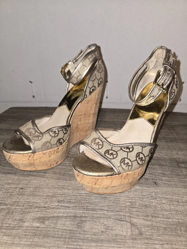 Cuñas de corcho dorado icónicas para mujer Michael Kors - talla 7,5 M - usadas, buen estado Foto 2 de 4