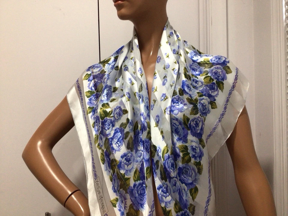 YSL YVES 圣劳伦特女士丝绸围巾/美丽的蓝色花朵 ( 35 英寸 x 35 英寸) — 第 2/4 张图片