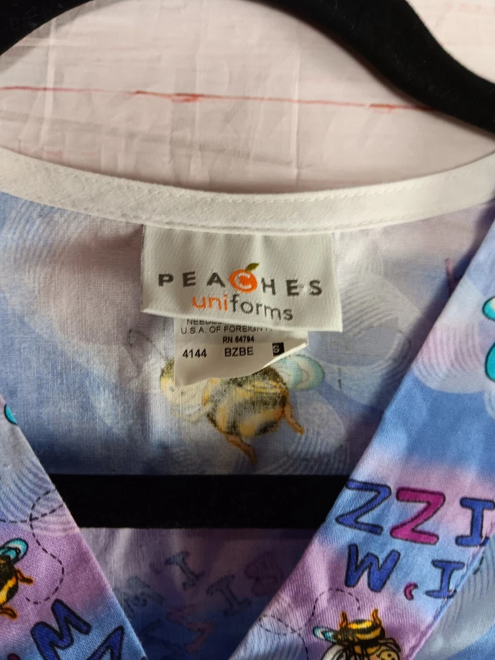 Peaches Uniforms  Scrub Top Women's  Small  "I'm BIZZY" purple  - Изображение 3 из 4