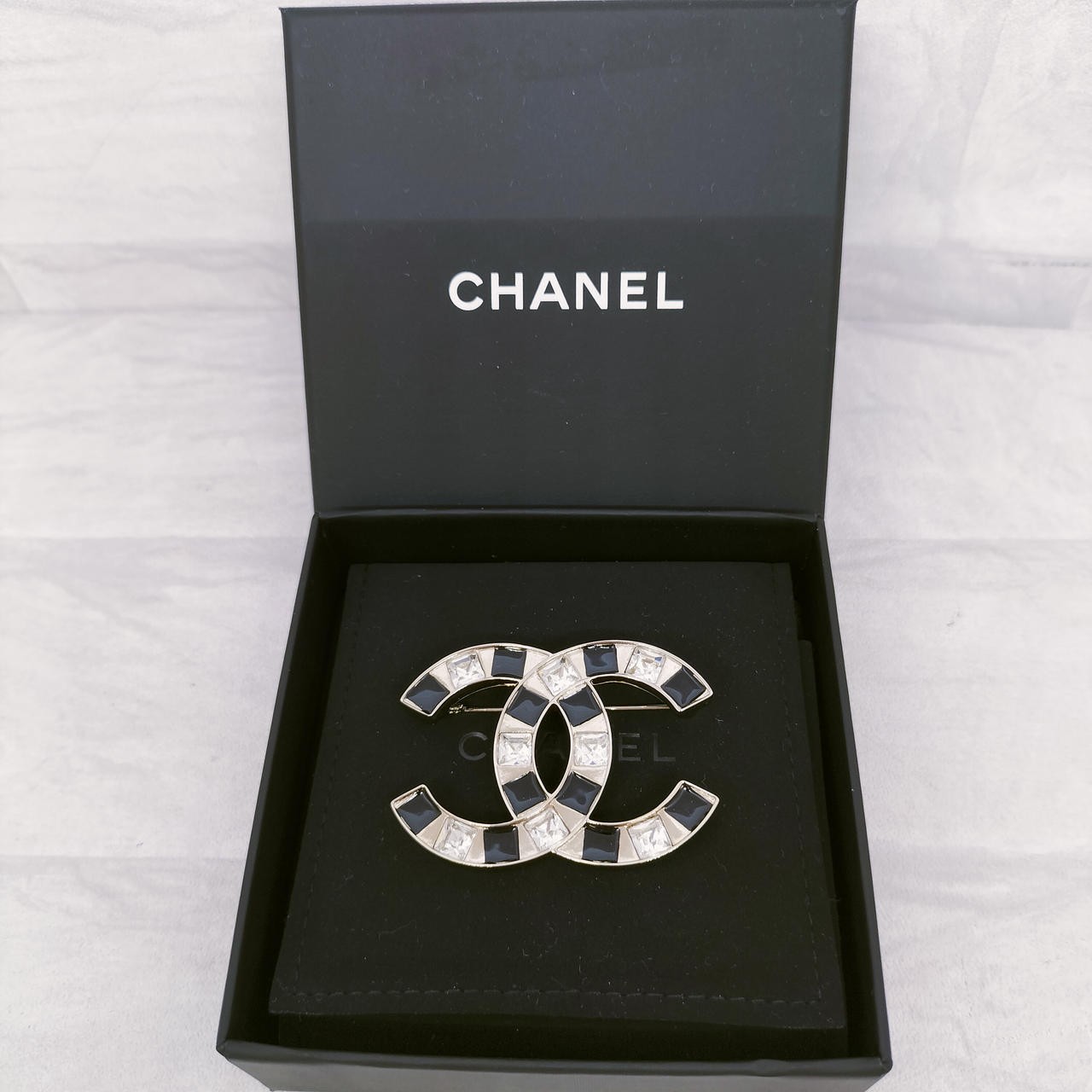 CHANEL B25C brooch