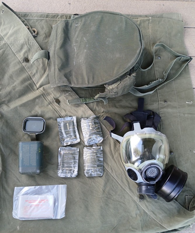 US GULF WAR ERA MCU-2/P GAS MASK, SIZE SMALL, w/ ACCESSORIES, MADE 1990