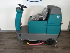 Tennant T7 32" Riding Disk Floor Scrubber