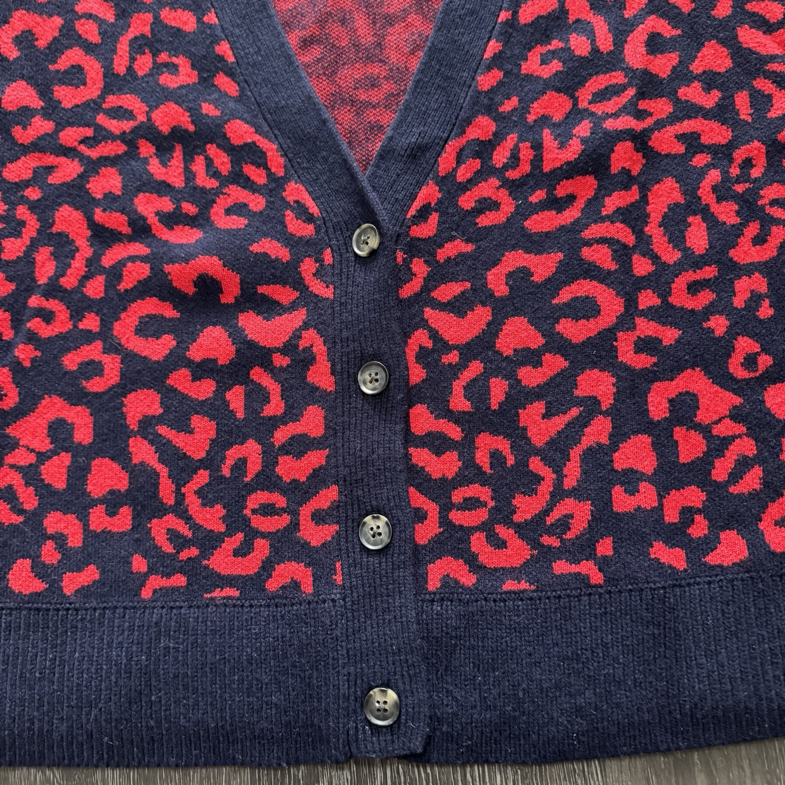 Vineyard Vines Button Down V Neck Leopard Print C… - image 5