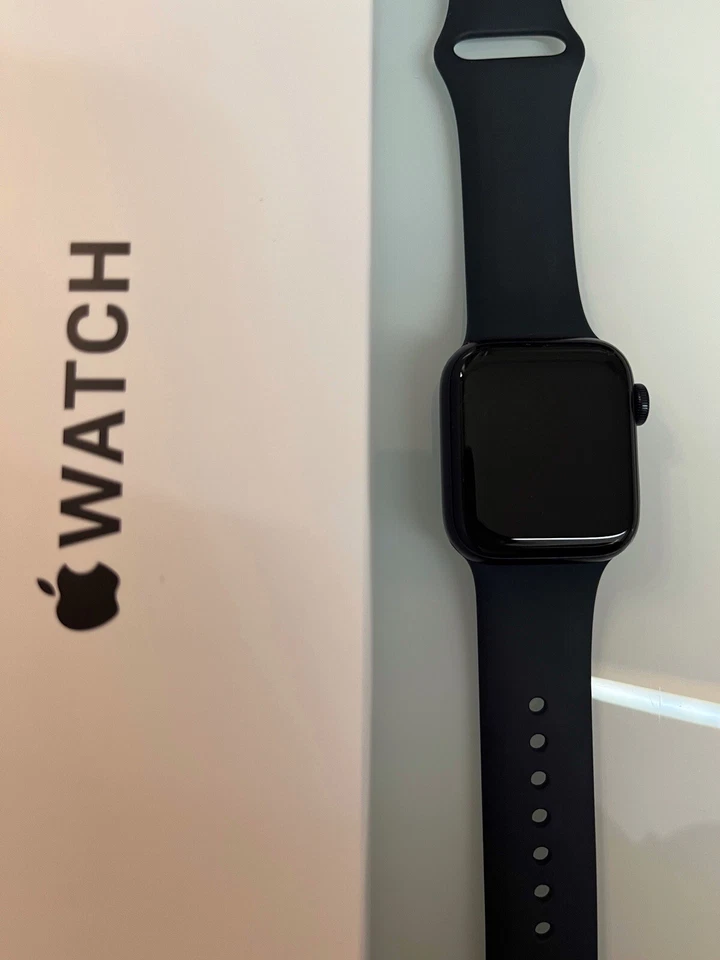 Apple Watch SE 40mm Aluminiumgehäuse - Spacegrau mit Sportarmband in Mignight, Foto 2 von 3