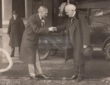 HENRY FORD AND THOMAS EDISON SHAKING HANDS 1927 SEPIA 8.5X11 PHOTO