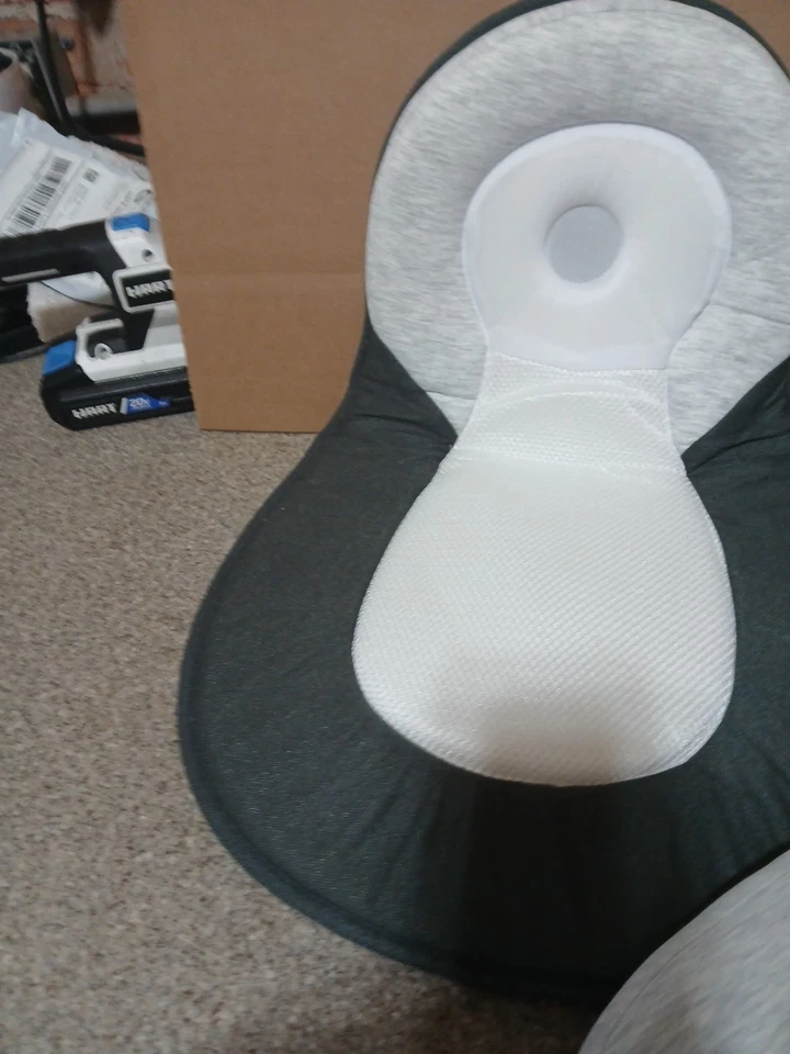 Almohada de maternidad ThinLife Baby Products gris y blanca Foto 3 de 4