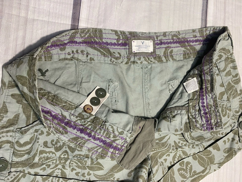 American Eagle Women's Size 6 Shorts Olive Green 3” Inseam Rolled Cuffed Paisley - Image 4 of 4