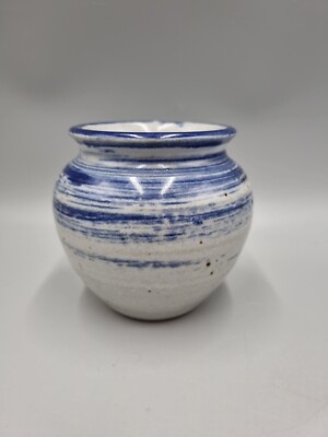 Eine Studiokeramik Blumenzwiebelvase, abstraktes blaues Design. Prägemarke 'JW' / 'TW'.