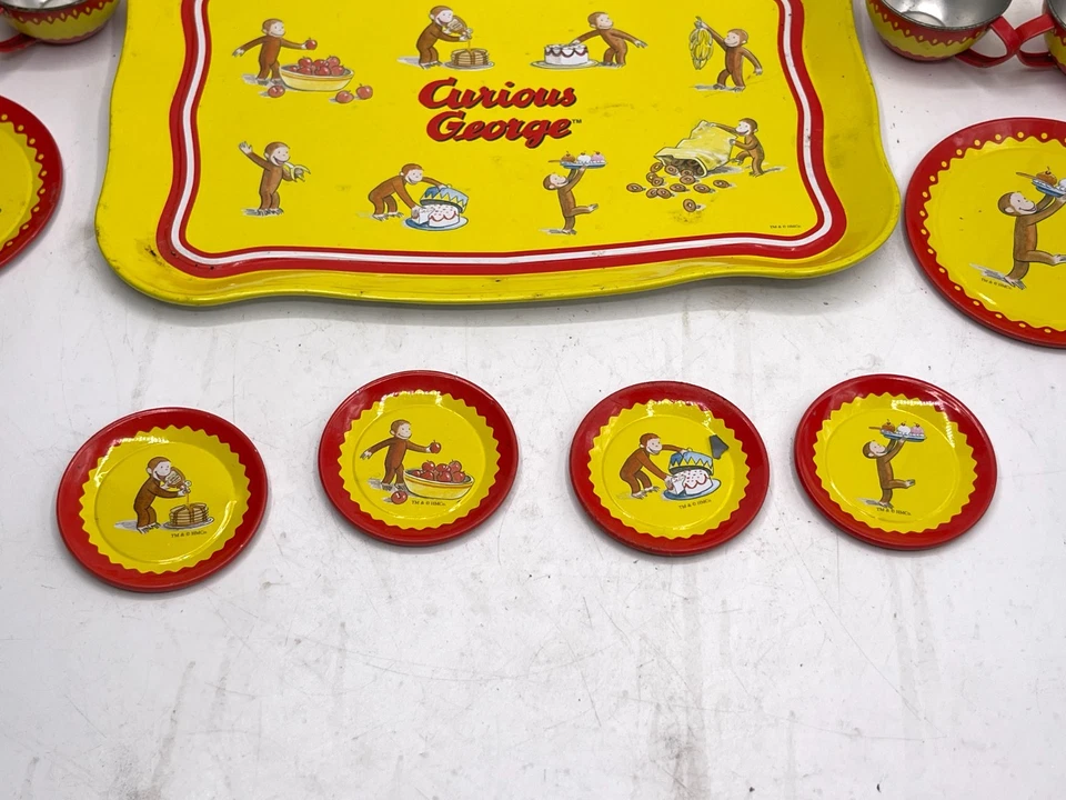 Винтажный оловянный литографический чайный сервиз Curious George из 12 предметов желтые тарелки поднос и чашки - Изображение 3 из 4