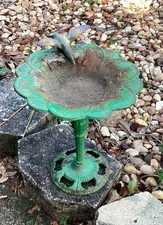Vogeltränke massiv Gusseisen Vintage. Wiegt 6lbs. 12 1/2" hoch.