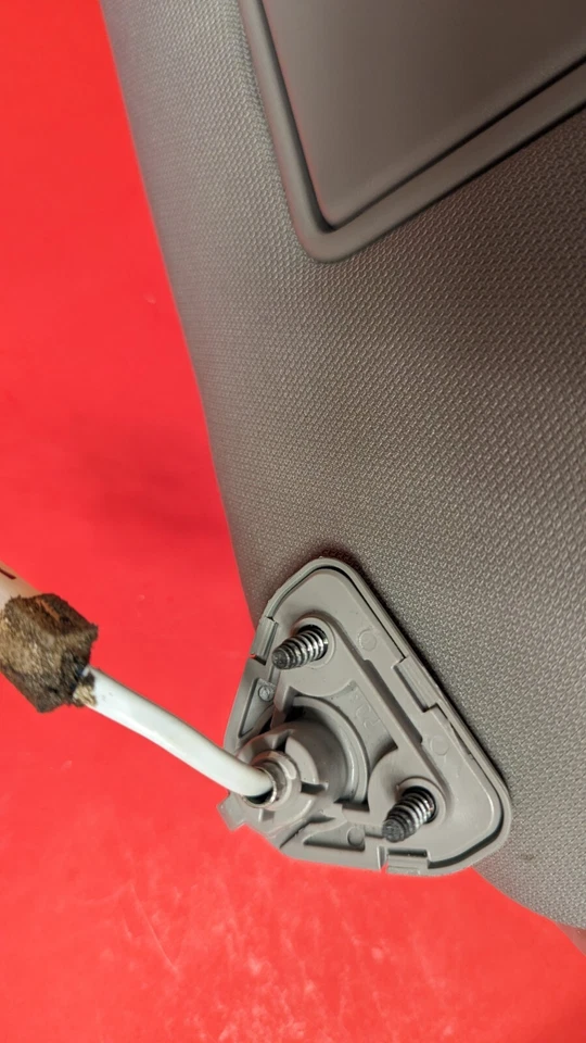 ✅OEM 04-15 NISSAN ARMADA TITAN SUNVISOR DRIVER Left ILLUMINATED ROOF CLIP GRAY - Image 3 of 4