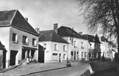 H41 - CPSM FORMAT POSTCARD NOGENT LE BERNARD - LA PLACE DE L ́EGLISE ANIME MAGAZINE