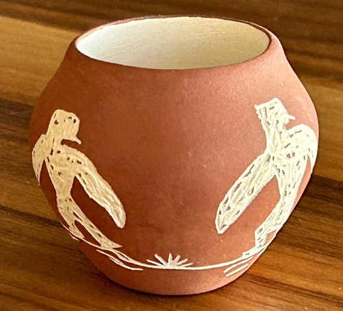 VINTAGE MINIATURE ACOMA PUEBLO BOWL Signed KEENE With Eagle Carvings - Picture 3 of 17