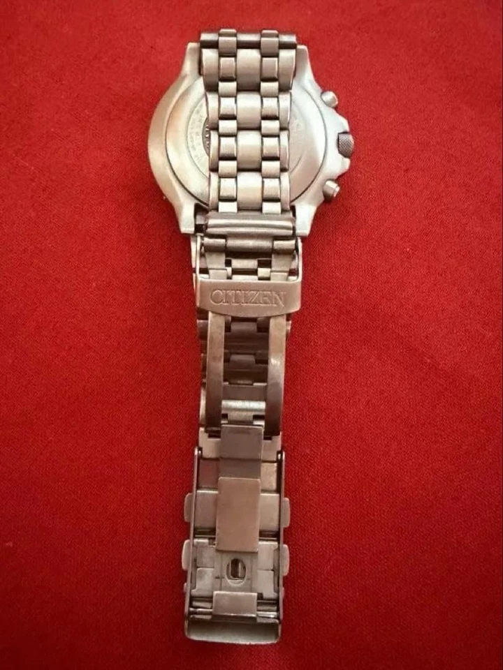 Reloj para hombre Citizen Promaster Eco Drive Solar U600-T011110 esfera negra titanio Foto 3 de 4