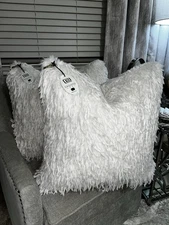 1-NWT CALLISTO HOME FAUX FEATHER DESIGN DECORATIVE PILLOW