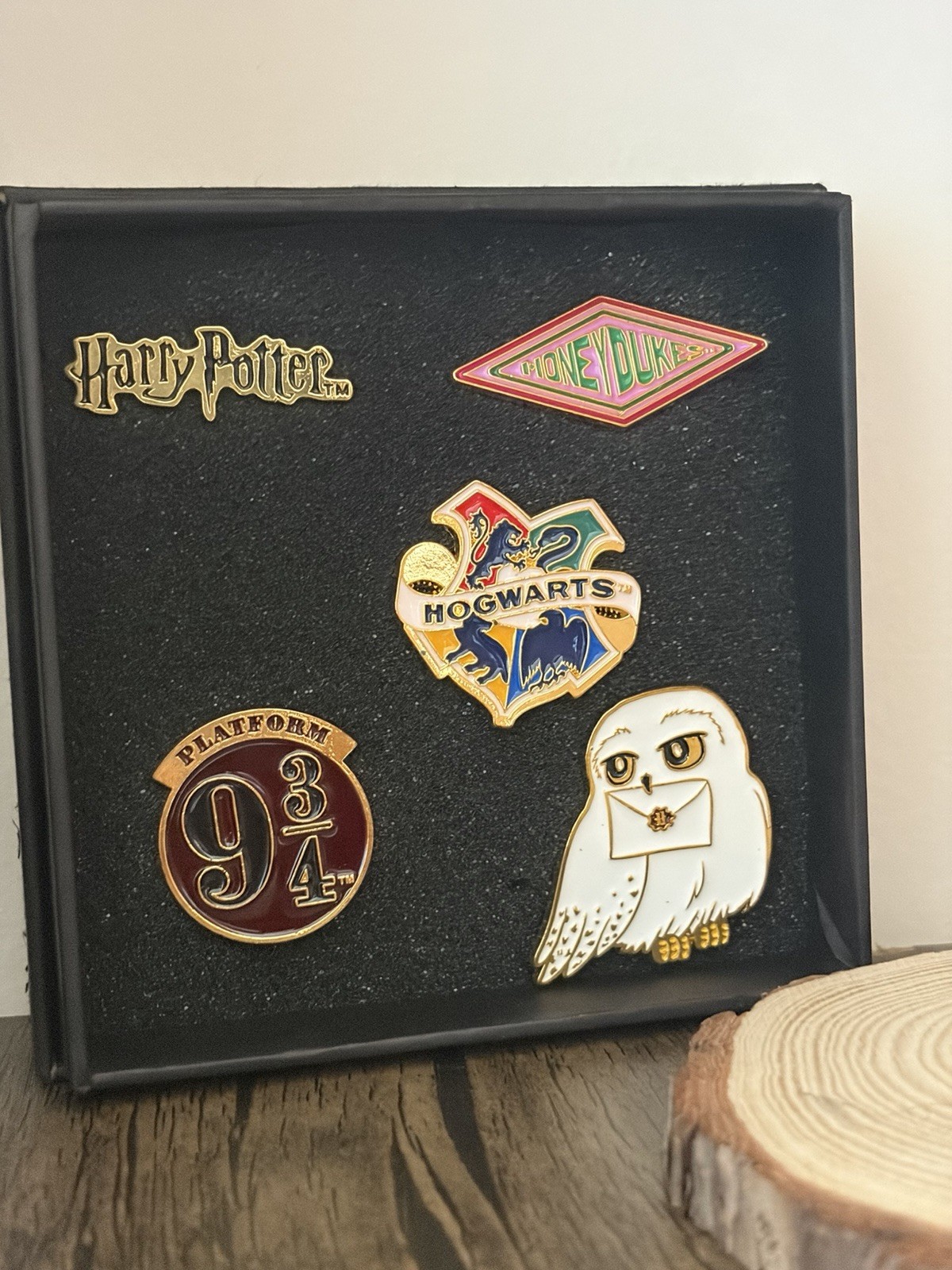 Juego de 5 broches insignia conmemorativa Harry Potter (con caja de regalo negra),