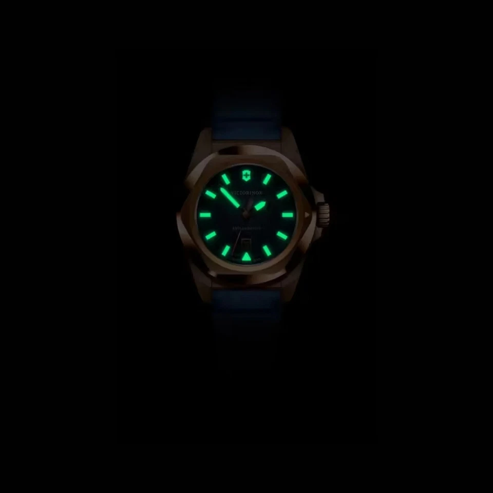 Reloj de cuarzo para mujer Victorinox INOX granulado esfera azul oscuro bisel oro rosa 242035 Foto 4 de 4