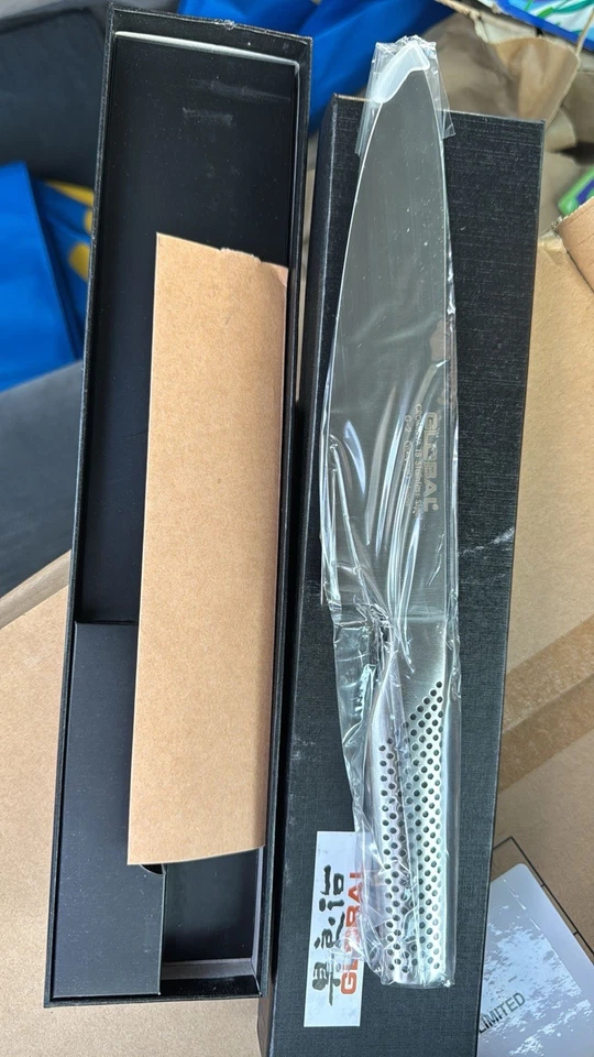 Cuchillo utilitario Global 4,25" con mango sólido Foto 2 de 4