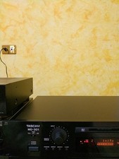   TASCAM MD-301 PROFESSIONAL MINIDISC RECORDER PLAYER    5 Mini Discs Used