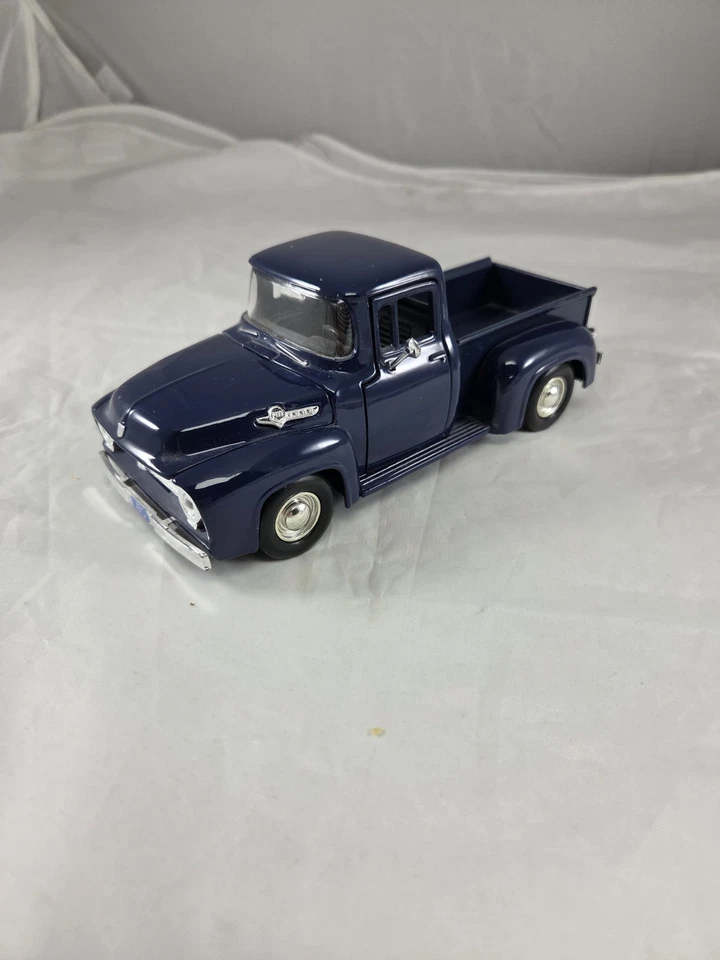 Motormax Reino Unido. Camioneta pickup Ford Stepside V8 1955 diecast escala 1/24 azul marino Foto 3 de 4