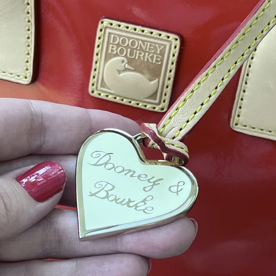 Dooney & Bourke Y2K encanto CORAZÓN GRANDE BOLSO ABOVEDADO rojo azul marino charol ~LN Foto 3 de 4