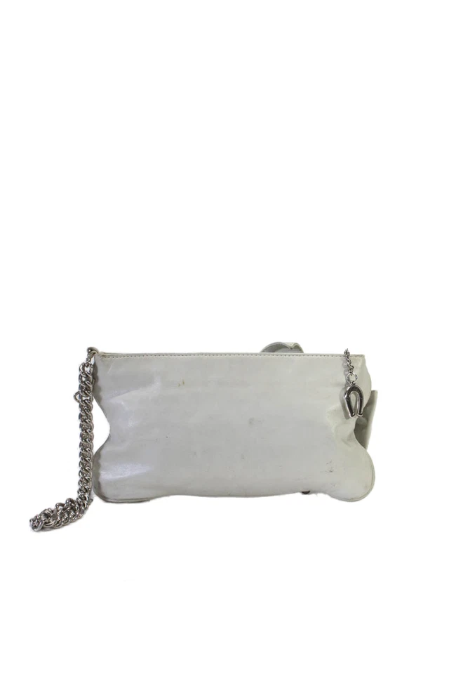 Bolso sin asas Betsey Johnson para mujer de cuero con cuentas lazo punta plateada muñeca blanco Foto 4 de 4
