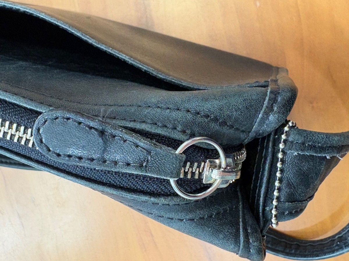 Vintage Coach 9053 Aero Small Pocket Zip Black Leather Shoulder Bag D.R. View 4