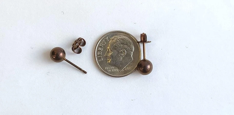 LaTisoro 6mm Maroon Pure Titanium Ball Post Stud Earrings for Sensitive Ears... Foto 4 de 4