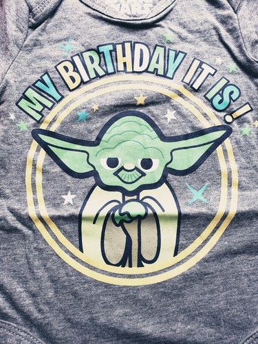 KIND STAR WARS YODA MEIN GEBURTSTAG ES IST GRAU GRÖSSE 12 MONATE BODY NEU MIT ETIKETT - Bild 2 von 12