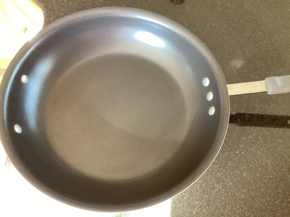 "Wok de aluminio antiadherente Farberware 14"" aprobado por NSF en muy buen estado costaba $40 ahora $20" Foto 3 de 4